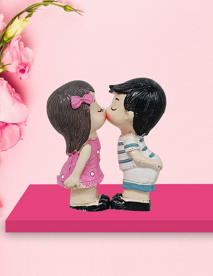 love couple kissing showpiece